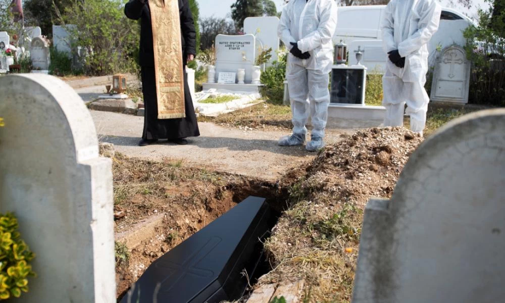 Βόλος: Aπίστευτος συνωστισμός Ρομά σε κηδεία θανόντος από τον κορονοϊό